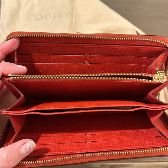 Louis Vuitton zippy wallet